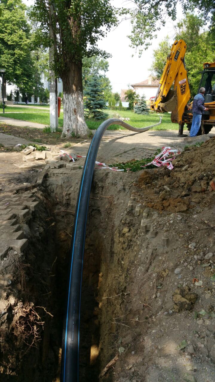 Detaliu țeavă PEHD 220mm introdusă sub pământ prin foraj